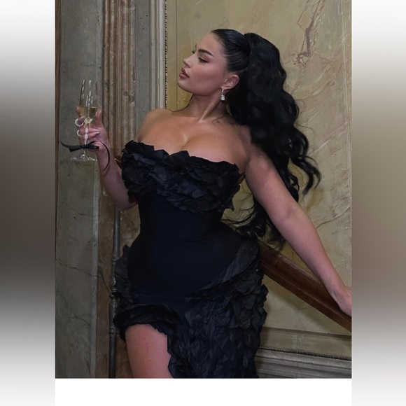 New INVENTORY 🔥Leila Black Bandage Mini Dress🔥 - Picture 3 of 7